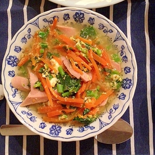 のらぼう菜と人参と魚肉ソーセージの中華スープ